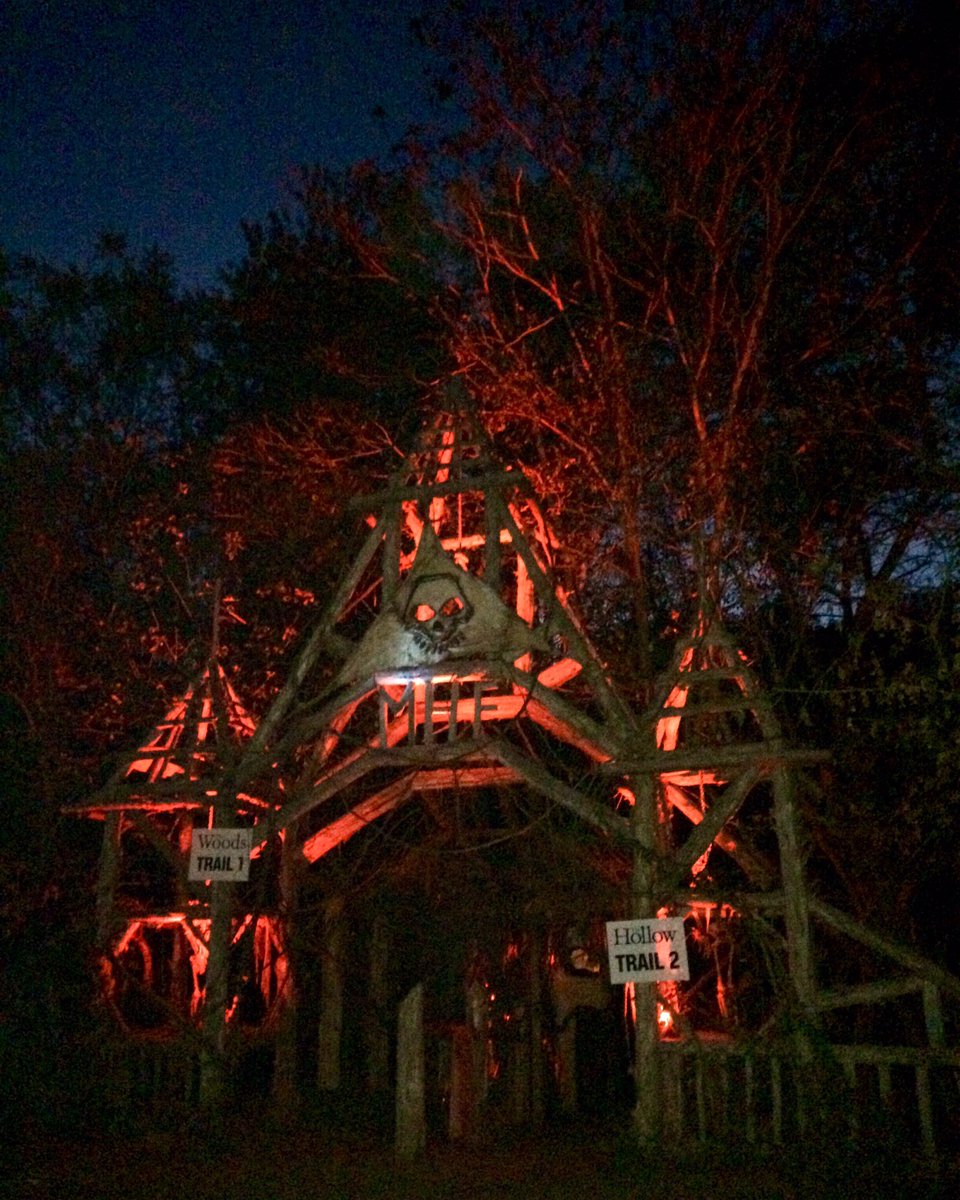 MarkoffsForest's tweet photo. Which trail will you choose tonight?! Join us for our final weekend of scaring 👻 #markoffshauntedforest #mhf2016 #entertheforest https://t.co/JstxKhhZV5