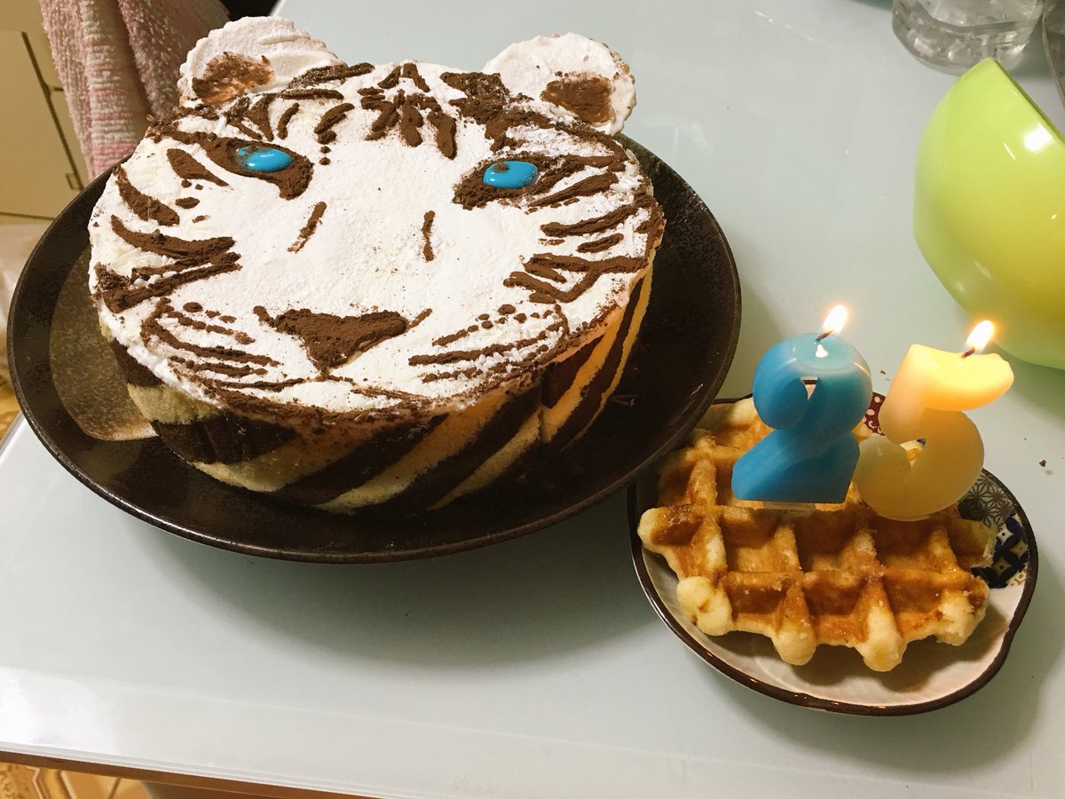 Twitter पर がおちゃ Gaocha 時間に焦って粉糖とココア振りすぎた しくった ノ でも なんとか出来た 下手やけど喜んでくれるかなぁ スイーツ お菓子作り 手作りケーキ チョコレート サプライズ 彼女の好きなものを詰め合わて作ってみた デザート