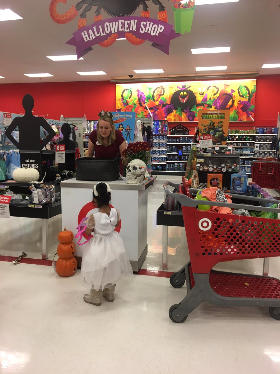 GloriaSwann's tweet photo. Great times at #T910 #spooktacular 🎃👻 #Target run fun! @whitneybrooks @Joshuawaldow @NickTrivich @JaxBackes https://t.co/aHKOjE33hN