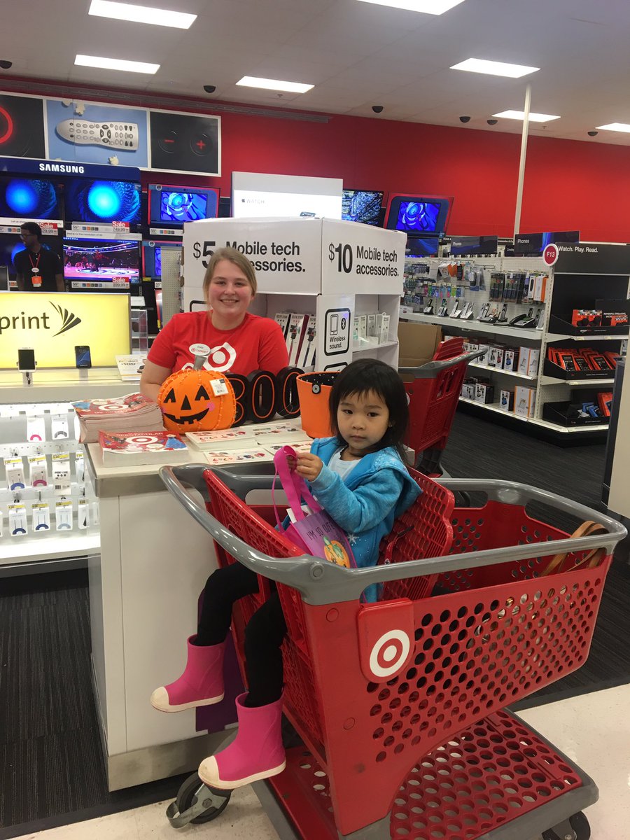 GloriaSwann's tweet photo. Great times at #T910 #spooktacular 🎃👻 #Target run fun! @whitneybrooks @Joshuawaldow @NickTrivich @JaxBackes https://t.co/aHKOjE33hN