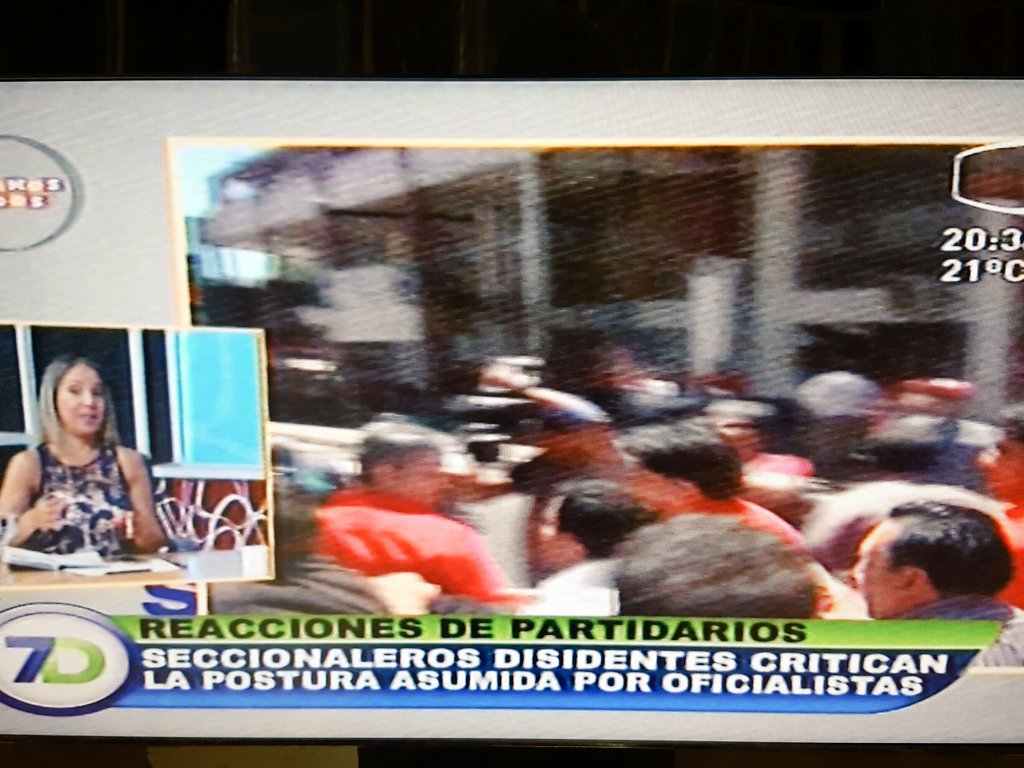 .<a href="/patriciavargasq/">Patricia Vargas</a> Jóvenes disidentes se manifestaron frente a la ANR.Escracharon a los oficialistas que ingresaban.
En #7Dparaguay <a href="/latelePy/">latele</a>