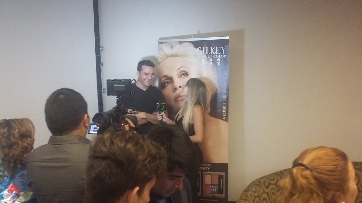 Bellexpo's tweet photo. La prensa tucumana entrevista a las estrellas del desfile Silkey Moda Show, apertura de #Bellexpo https://t.co/HB0jP39qcH
