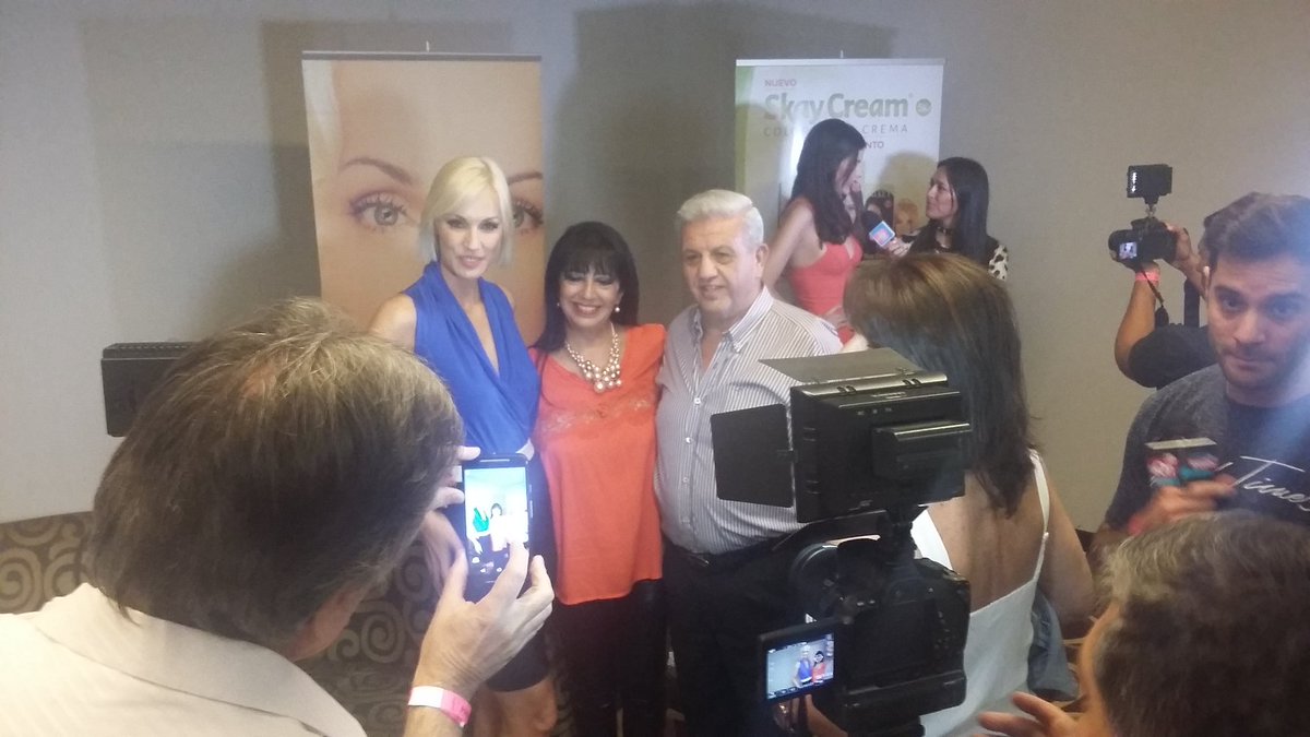 Bellexpo's tweet photo. La prensa tucumana entrevista a las estrellas del desfile Silkey Moda Show, apertura de #Bellexpo https://t.co/HB0jP39qcH