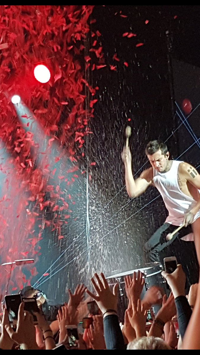 Mialyart's tweet photo. This one was special. 
Thank you for an unforgettable night in Oslo, @twentyonepilots. 
#ERS2016 https://t.co/xt4ZZ4YICW