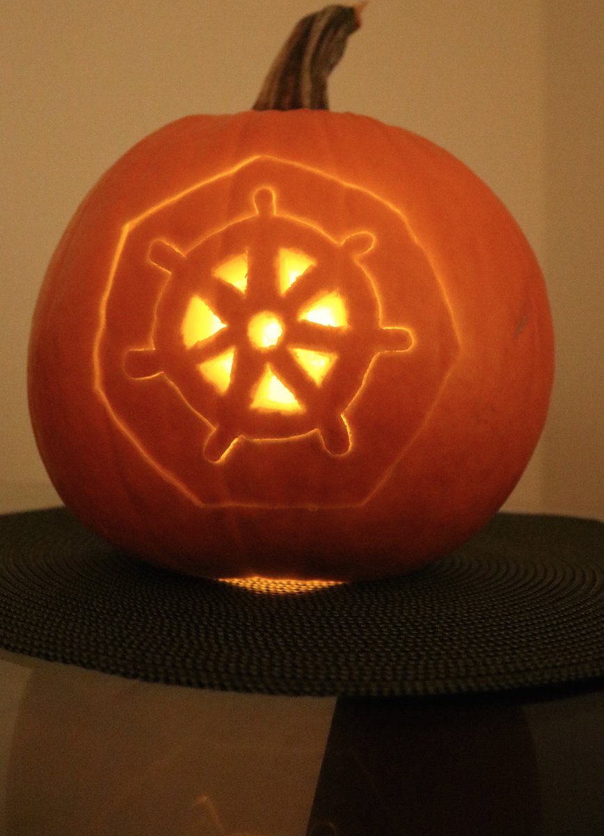 JosephJacks_'s tweet image. First attempt at @kubernetesio-themed Pumpkin carving! 🎃  #HallowKube #PumpkinKube