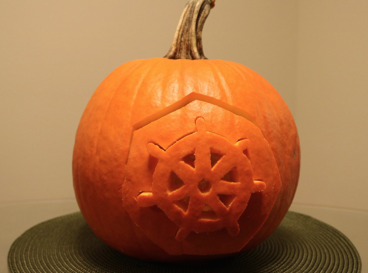 JosephJacks_'s tweet image. First attempt at @kubernetesio-themed Pumpkin carving! 🎃  #HallowKube #PumpkinKube