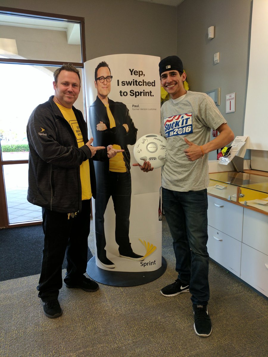 s_wireless's tweet image. Congrats to our Woodyshow meet and greet Winner taking home an autograph Speaker! @s_wireless @blee01 @Tigre335 @TheWoodyShow @Sprint4SoCal