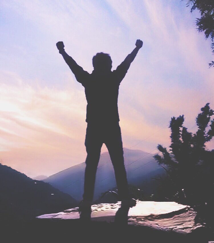 AmaalMallik's tweet photo. #AaRahaHoonMain reaches
#35MViews ,& I celebrate this by climbing a mountain ✌🏻️
@iTIGERSHROFF @TSeries @itsaadee @manojmuntashir #ZARHM https://t.co/BXu6pZiLmn