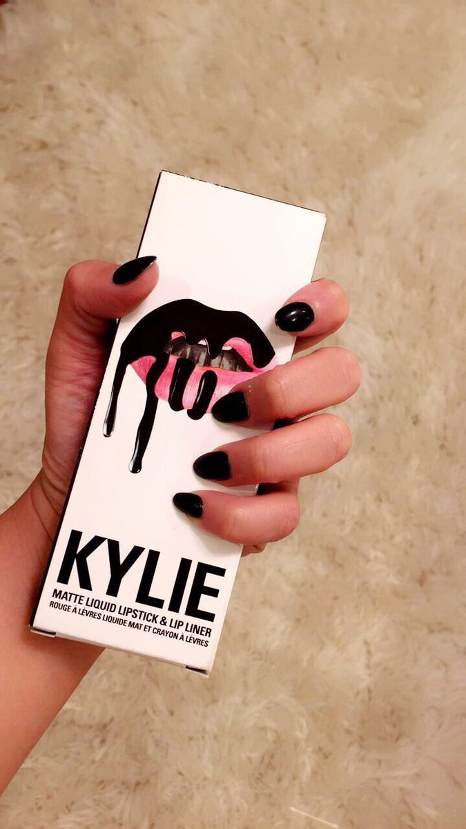 ellypourasef's tweet photo. @kyliecosmetics getting me #Halloween ready 🕷🕸👄 https://t.co/ckngkD4IeG