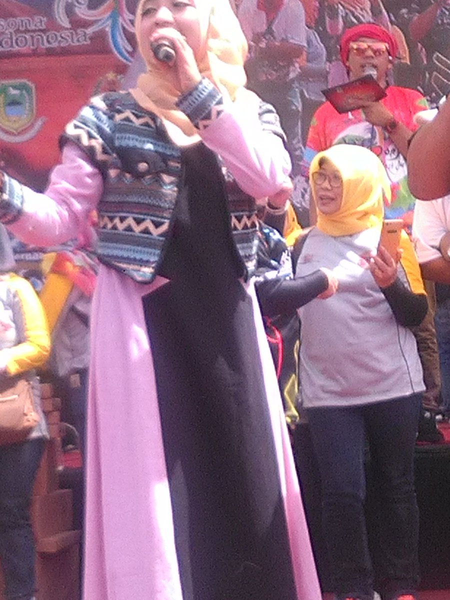 <a href="/DA2_Ega/">Ega (REAL)</a> lagi nyanyi cinta segitiga EGA MENGGOYANG KUNINGAN