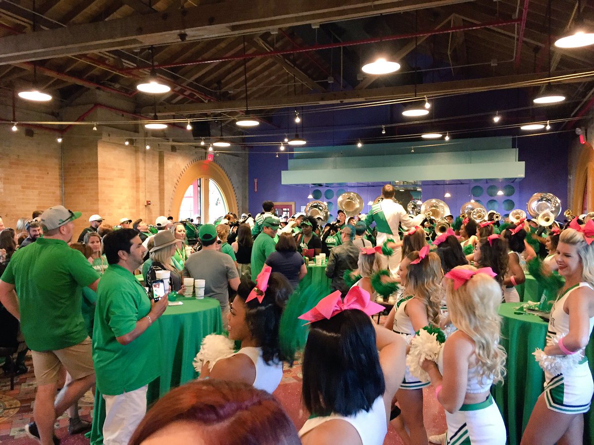 lalogrc_SAEP's tweet photo. @MeanGreenSports tailgate party @SunsetStationSA has the best #beattheRoadrunners Pep-rally ever! https://t.co/R7YdEVhd85