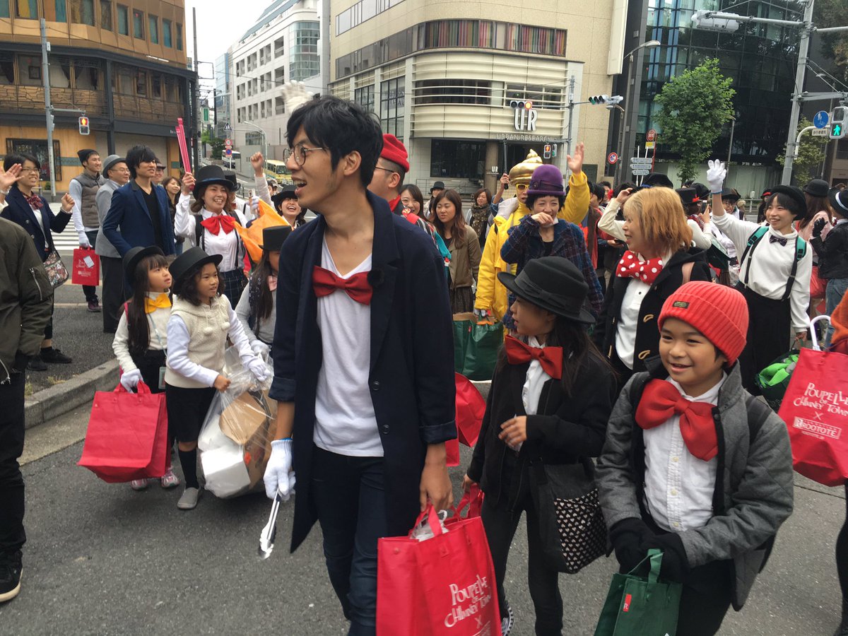 渋谷区観光協会 渋谷ゴミ拾い キングコング西野さん率いる えんとつ町のプペルチームでゴミ拾い オフィシャル袋を持って渋谷の街のゴミを沢山拾いました Nishinoakihiro Playshibuya Shibuya Poupelle 渋谷 ハロウィン T Co Apswhudyws