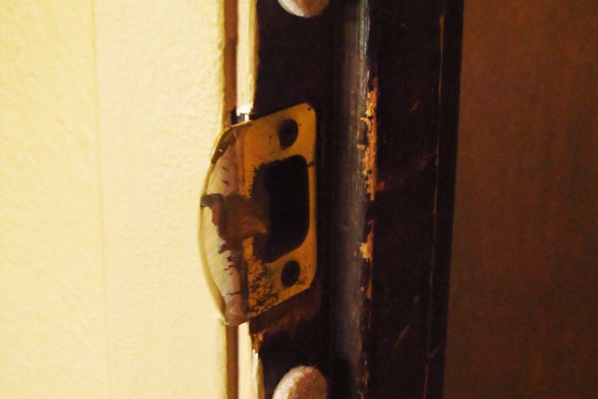 Stop the annoying sound of slamming doors with small felt pads - this takes just a few seconds!