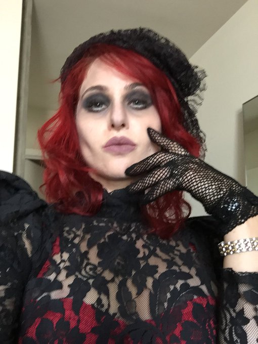 1 pic. Off to a #Halloween party! #halloweencostume #deadchic https://t.co/XIKLZoIdGY