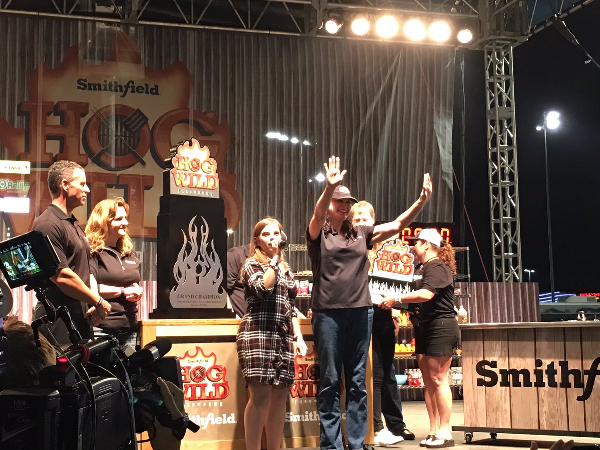 AmericanRoyal's tweet photo. Congratulations to Suzanne Clark, GRAND CHAMPION of the @SmithfieldFoods Hog Wild Throwdown! #AR2O16BBQ https://t.co/grNfKx9MhW