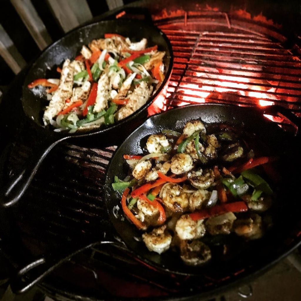 jhoetzl's tweet photo. Chicken & shrimp w/ peppers & onions in @lodgecastiron on @webergrills kettle for some @meatchurch Dia de la #fajit… https://t.co/vQDJctxpwl