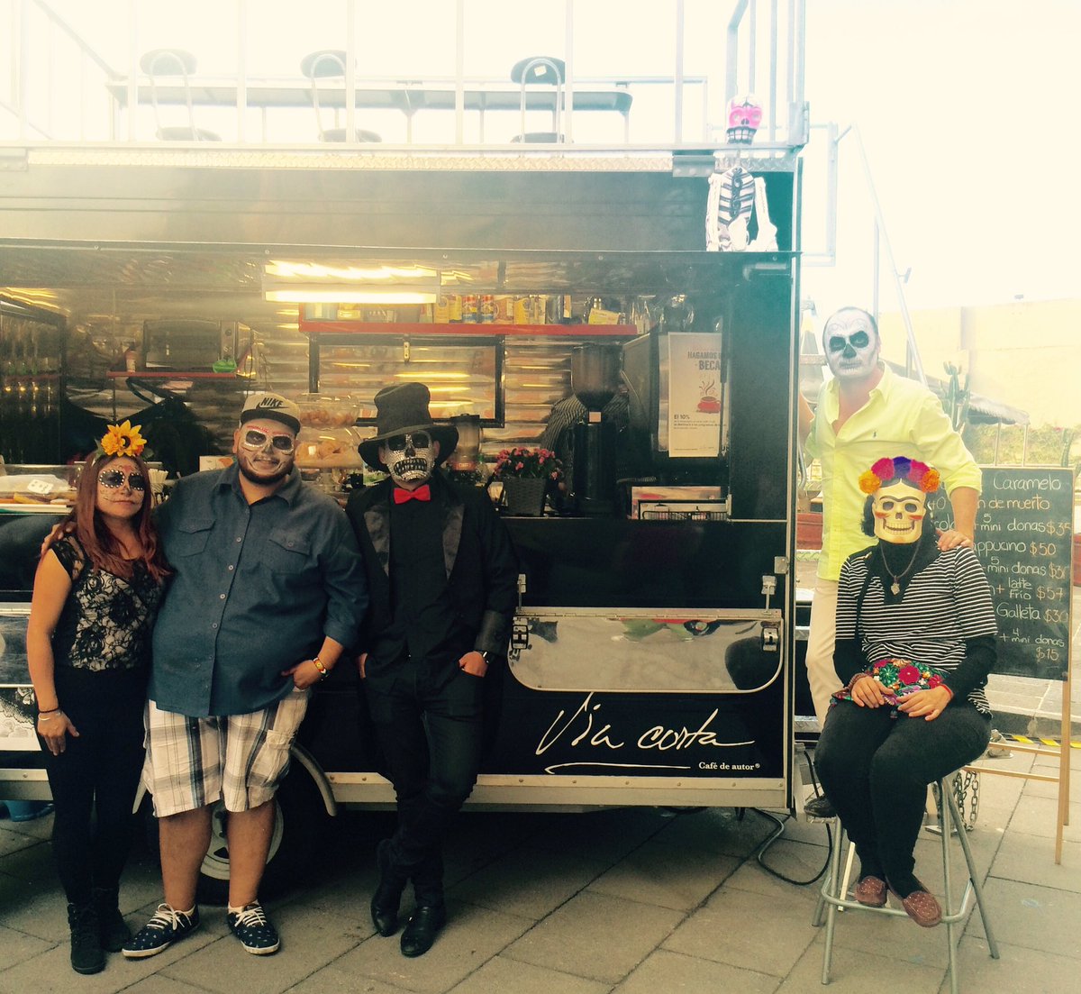 Celebra #DiaDeMuertosCDMX con un rico <a href="/cafeviacorta/">Via Corta</a>  y apoya los programas de <a href="/Fundacion_UNAM/">FUNDACIÓN UNAM</a>