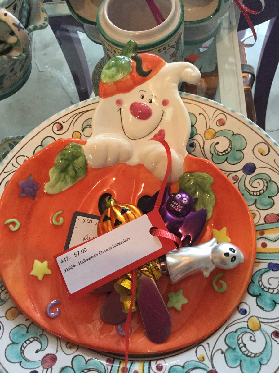 Gratefulmuse's tweet photo. Are you ready for some Halloween cheer? #Tucson #halloween #shopping #Pumpkin #shoplocal #partyspread #midtownmercantilemerchants https://t.co/9mYLpAvn70
