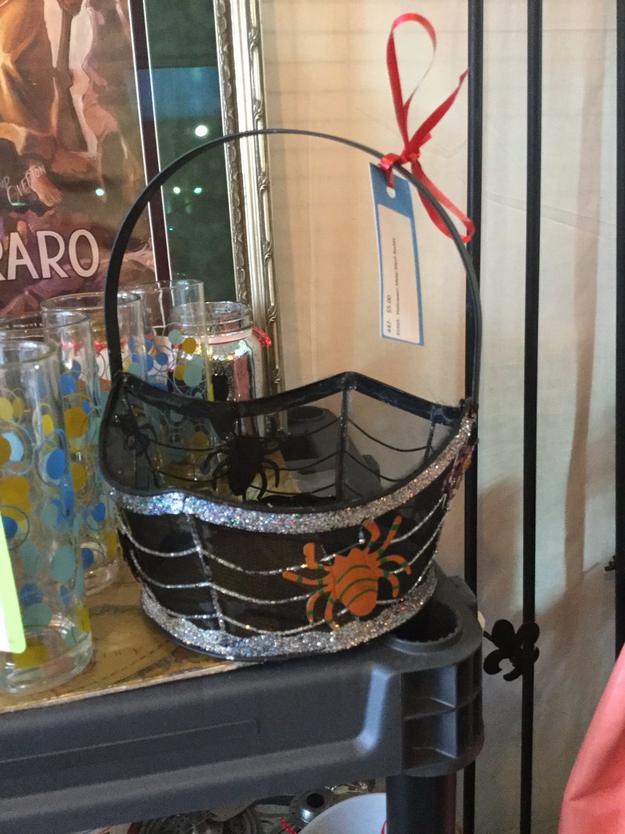 Gratefulmuse's tweet photo. Are you ready for some Halloween cheer? #Tucson #halloween #shopping #Pumpkin #shoplocal #partyspread #midtownmercantilemerchants https://t.co/9mYLpAvn70