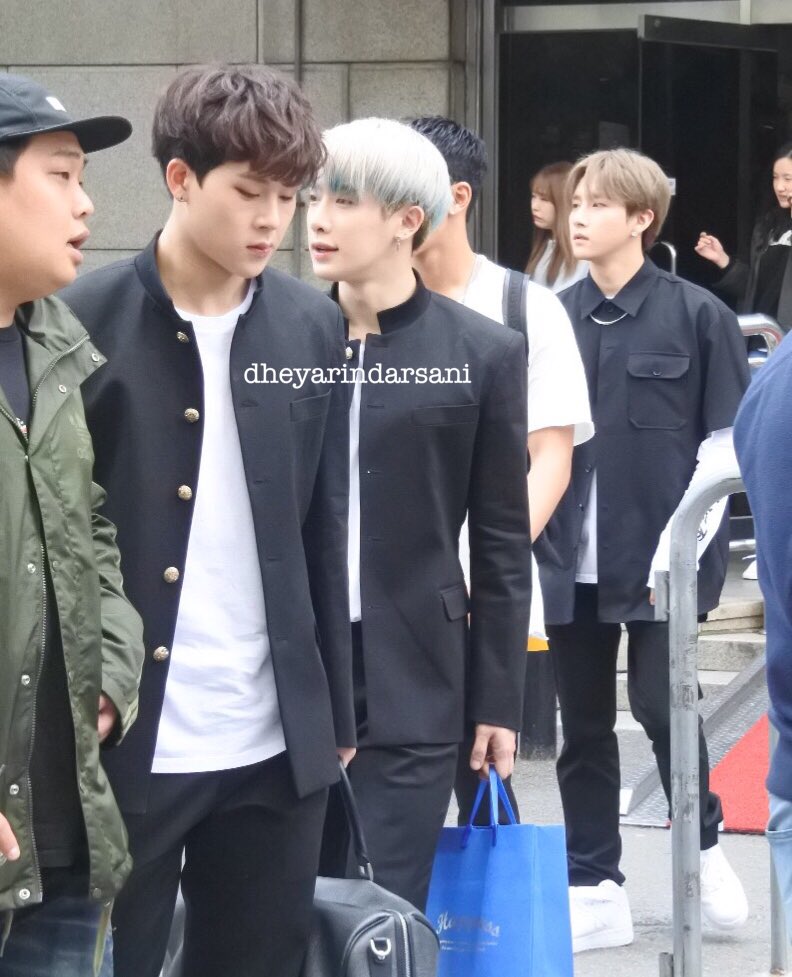 오늘자 학원물 느낌 나는 몬스타엑스 교복 착장 | 인스티즈