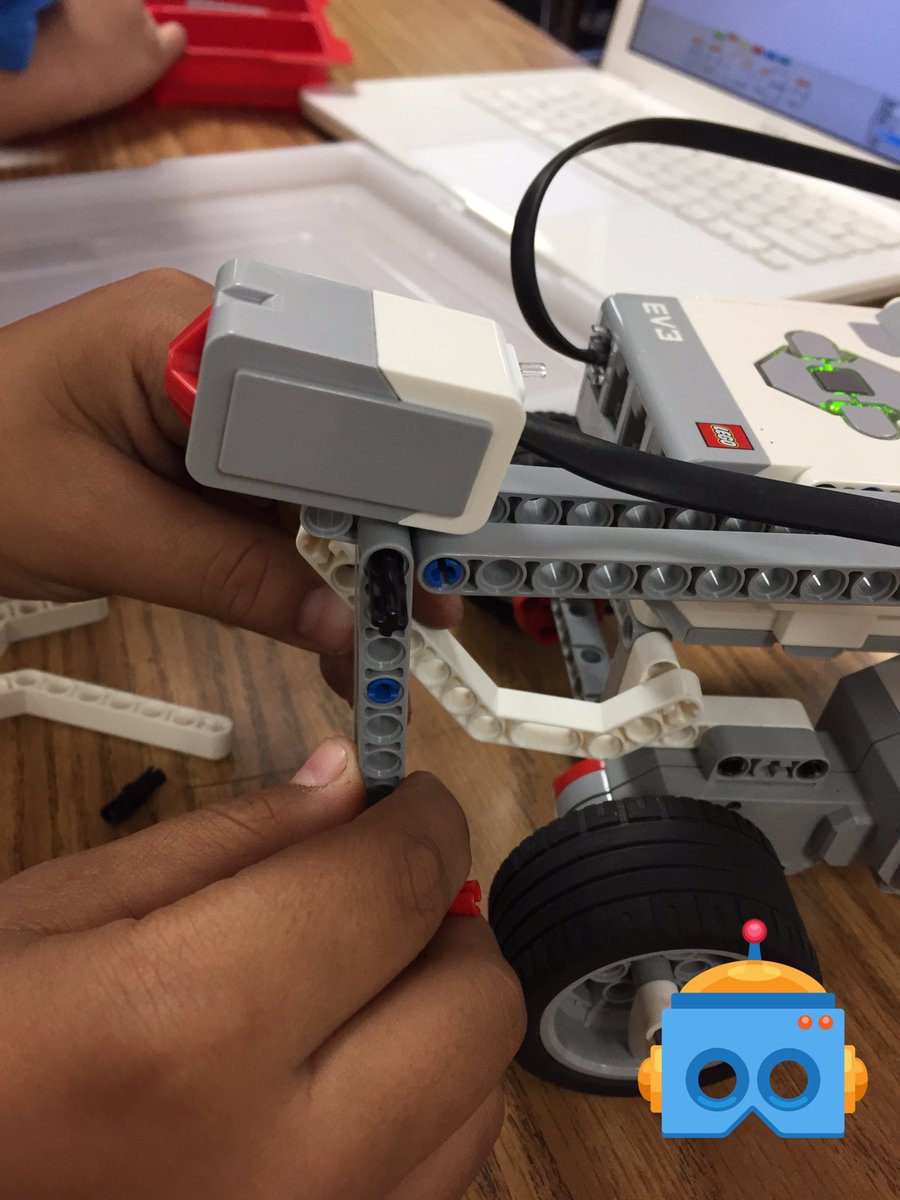 teachtechrobot's tweet photo. Y teach Ss how to attach sensor Just tell them 2figure it out #robotics #overteaching https://t.co/774W6d81Re