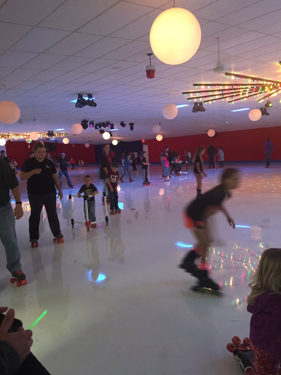 StarsideMarney's tweet photo. A great turn out at the skating party!  @secomets https://t.co/uUJLOVu0QG