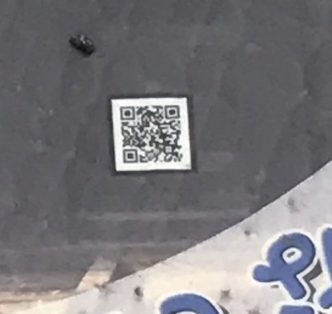 小諸市役所前のマンホール。懐古園、高峰高原、浅間山がプリントされており、そのなかにＱＲコードが…！？

どこのサイトにリンクしてあるのでしょうか？

懐古園のマンホールは、小諸市観光協会のページにリンクされています。
他のマンホールは、お試しください！！