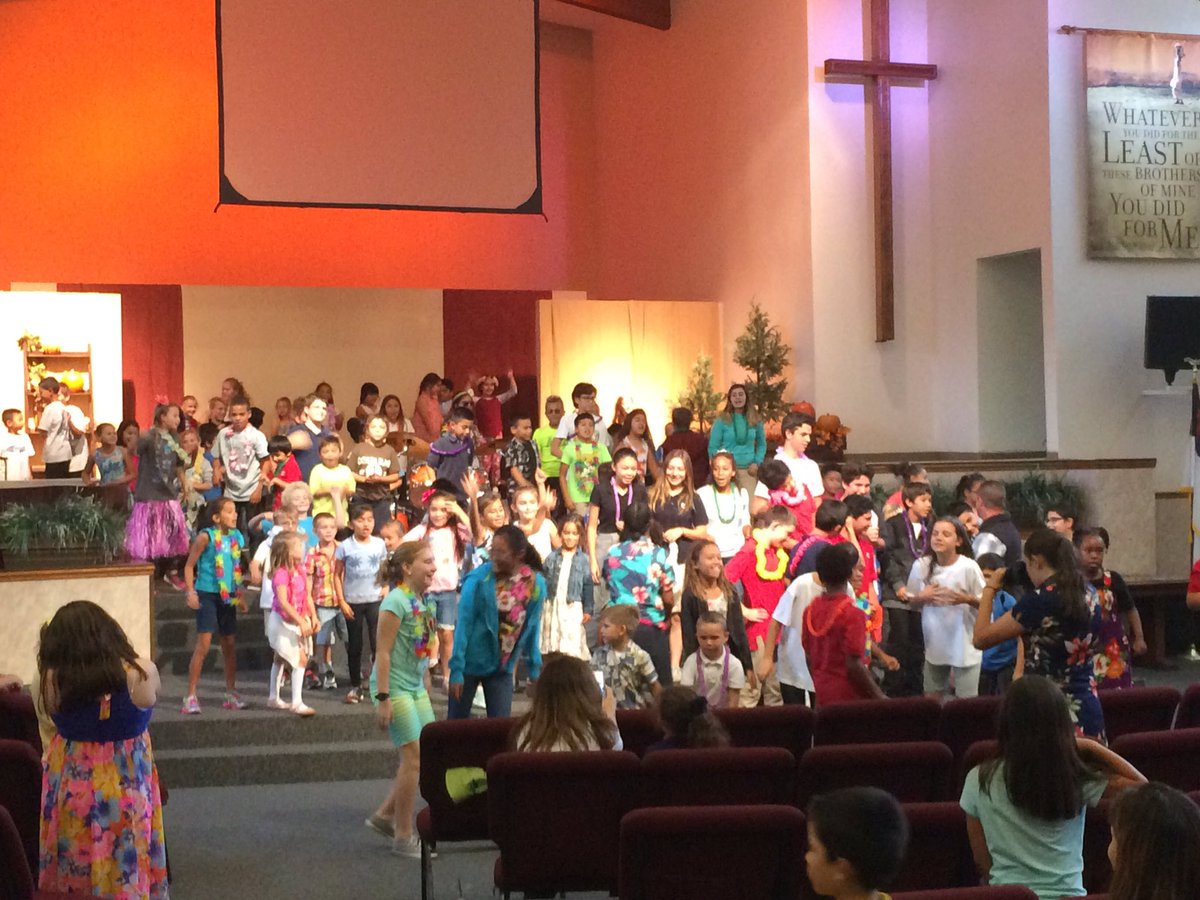 CCSCamarillo's tweet photo. The middle school and elementary had a great time coming together for the Fun Run Pep Rally! #letsgetfiredup #FunRun2016 https://t.co/4mz61um0Lj