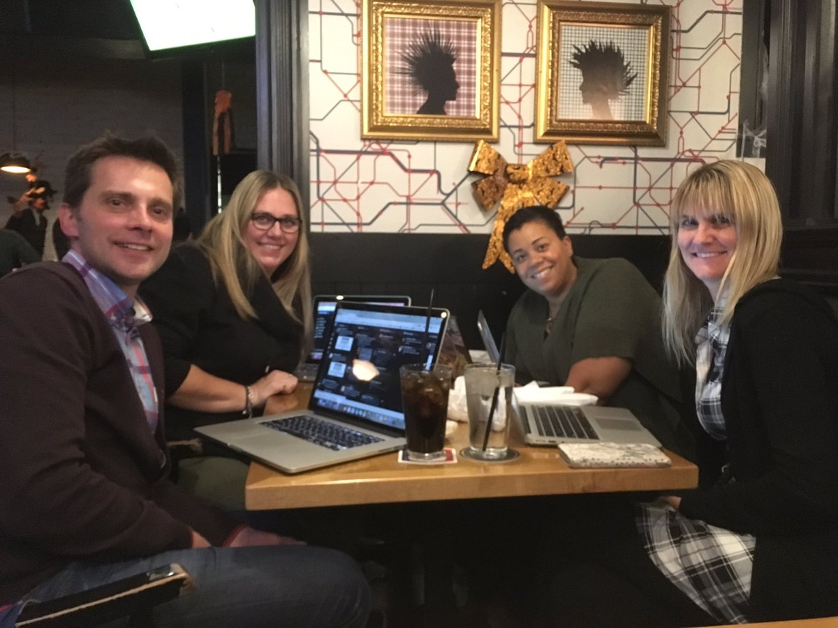 MrsGeekChic's tweet image. Four of us representing tonight in Toronto!#PubPD Thanks for a great chat @Crippit @MapleSyrupEDU #maplesyrupedu