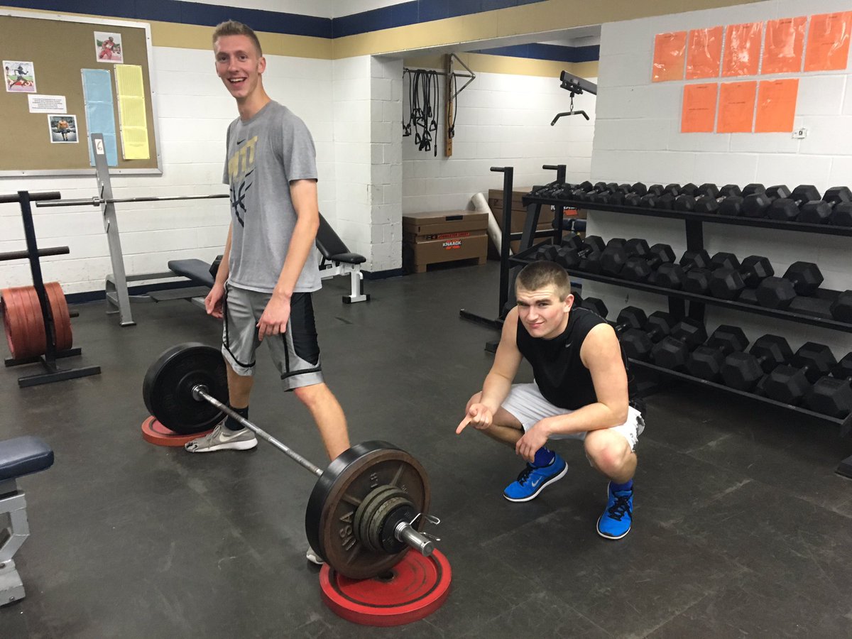 tomiller26's tweet photo. @ASadoski is a king deadlifter and also a mathematician... @babybluebaker face says it all #FRHoops https://t.co/FRujbv275D