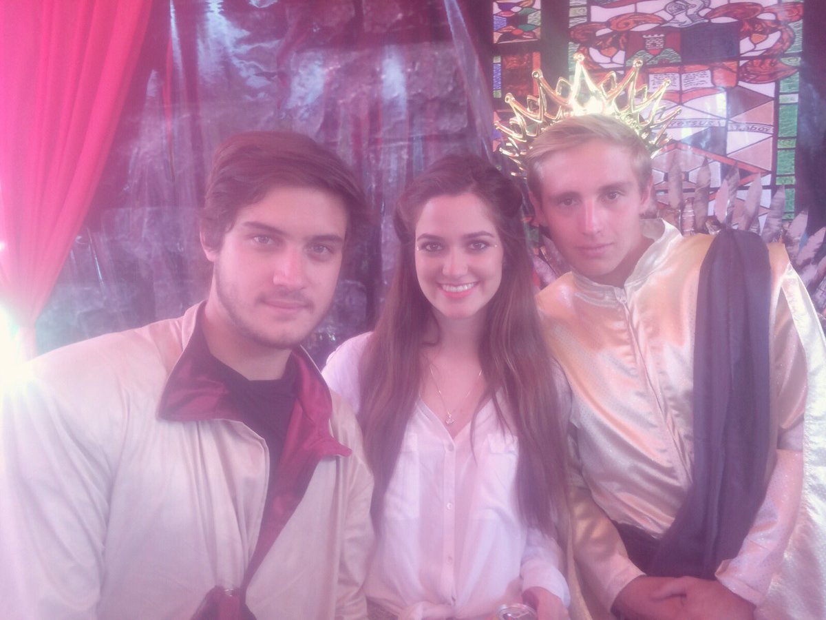 andreajativa5's tweet photo. @PaolaMKT #CADEesLANNISTER #CADEesPODER #CConsumidorUSFQ https://t.co/z6XVdkObyR