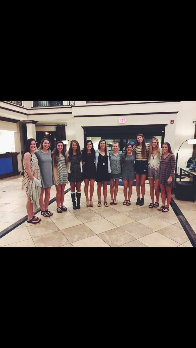 chicks_vb's tweet photo. Team dinner❤️️🏐 https://t.co/M24oEg2UzD
