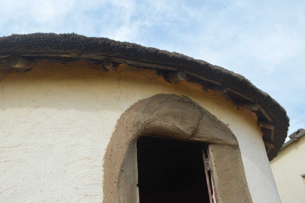 jontwingi's tweet photo. Day 4 of Xhosa vernacular architecture research uploaded to the web page. Plastering around the door really nice!
https://t.co/FasJNT8HLx https://t.co/AUjrew1Yau