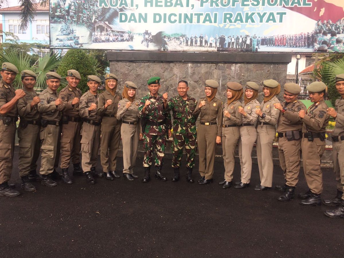 BidTrantibum's tweet photo. @DediMulyadi71 @satpolPP_Pwk @saepuddin_09 Upacara peringatan hari sumpah pemuda ke 88 tahun 2016 d makodim pwk https://t.co/hCp3WiwiIA