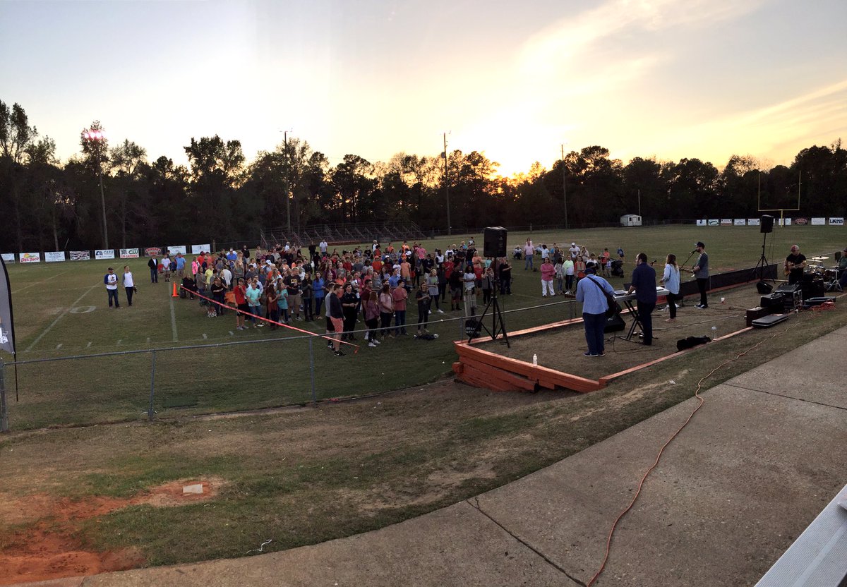 haley_coates94's tweet photo. Gods presence filled the entire place tonight! So honored to be apart of this incredible moment. #fcafieldsoffaith https://t.co/uahI93AMgD