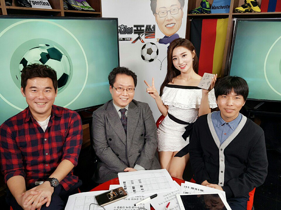footssul's tweet photo. #한준희의 #풋썰 3화 에피스도
#한준희 #김태륭 #김현민 #황미나 님 오셨는데
#3연��� #박찬하 #해설위원님 왜 안오셨셔요??

Feat. 황미나 아나운서가 들고있는 '씨게이트' 외장하드!
출연진분들의 싸인이 담겨있으니 이벤트 참여하시고 받아가세요! https://t.co/qWS75AMyFC
