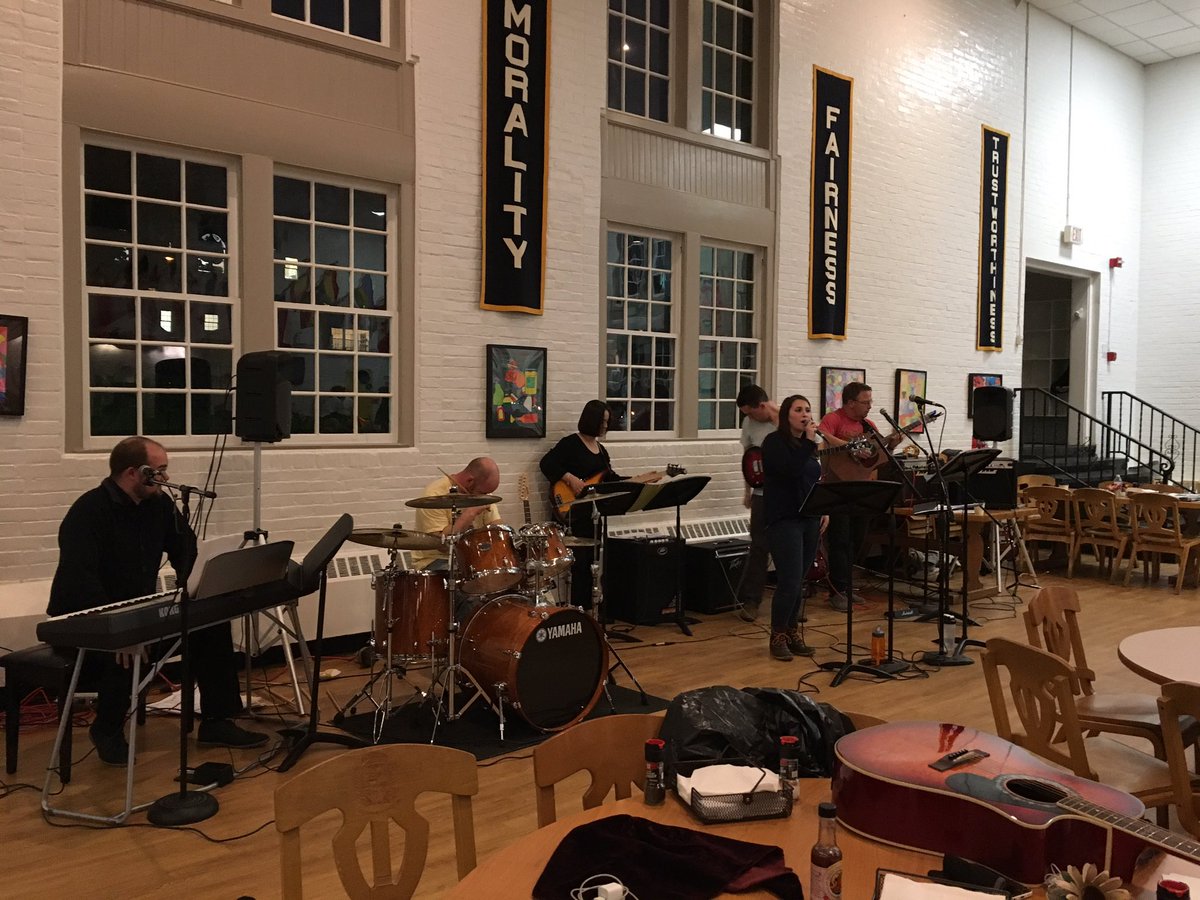 ichanrose's tweet photo. CA Boom brought the house down at Rock and Roll dinner night in the dining hall! #CAspiritweek @CheshireAcademy https://t.co/a9qlIH4Xq1