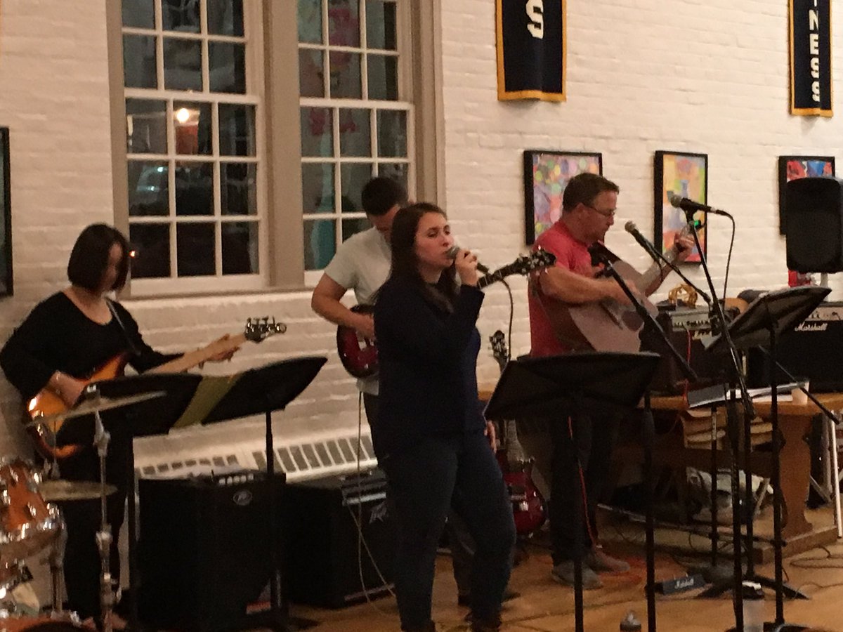 ichanrose's tweet photo. CA Boom brought the house down at Rock and Roll dinner night in the dining hall! #CAspiritweek @CheshireAcademy https://t.co/a9qlIH4Xq1