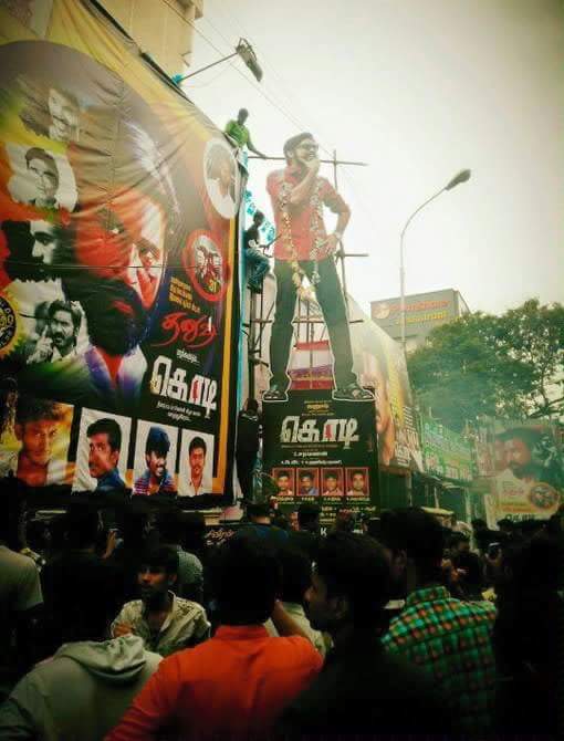 #MaranaMassKodi celebration begins at #KasiTheatre..!!
.
#Kodi_Parakutha 🚩