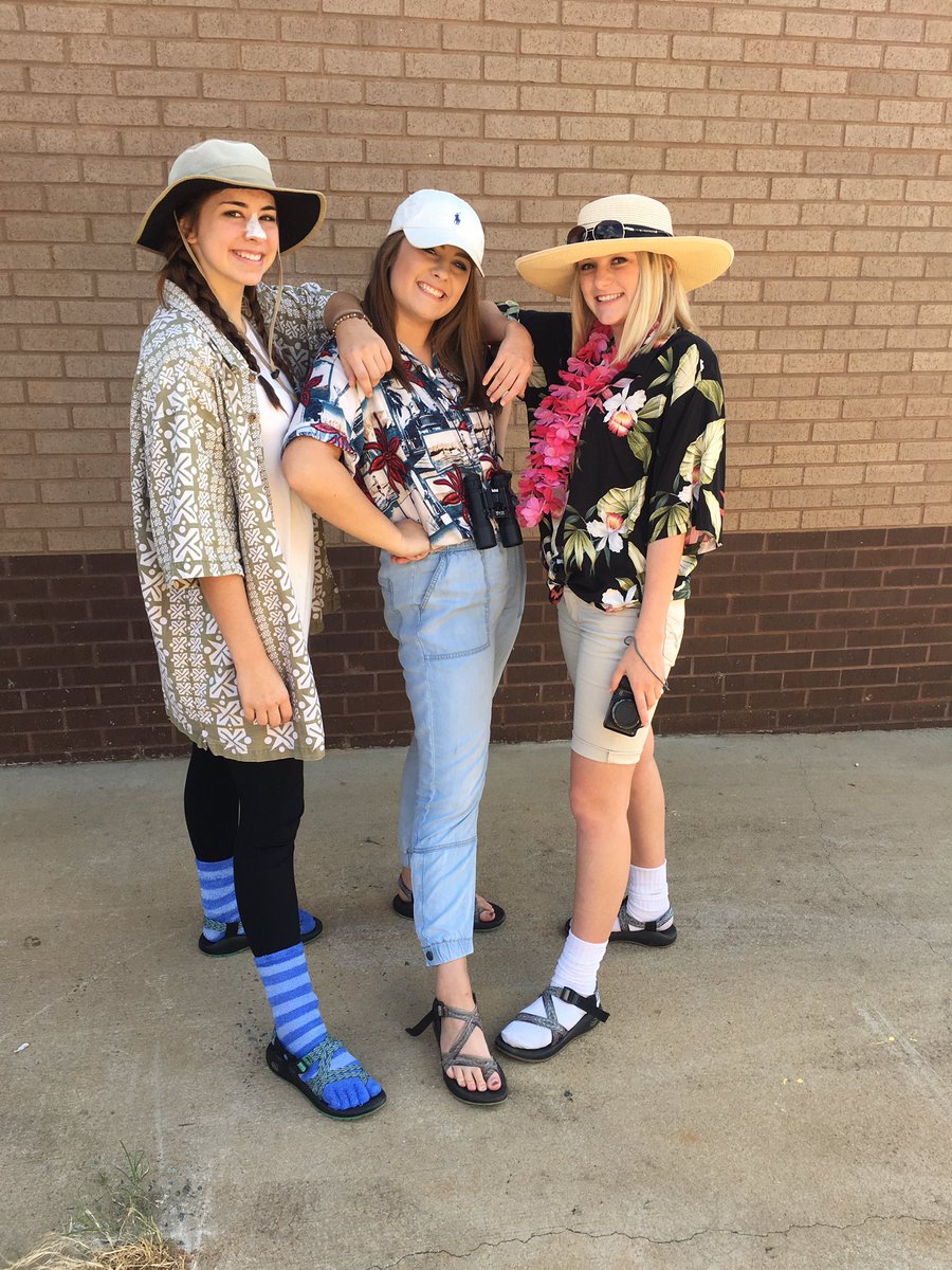 CoriElizabethC's tweet photo. Spirit week day 4 // Tacky Tourist #Bears13 https://t.co/8oTMQo2Ose