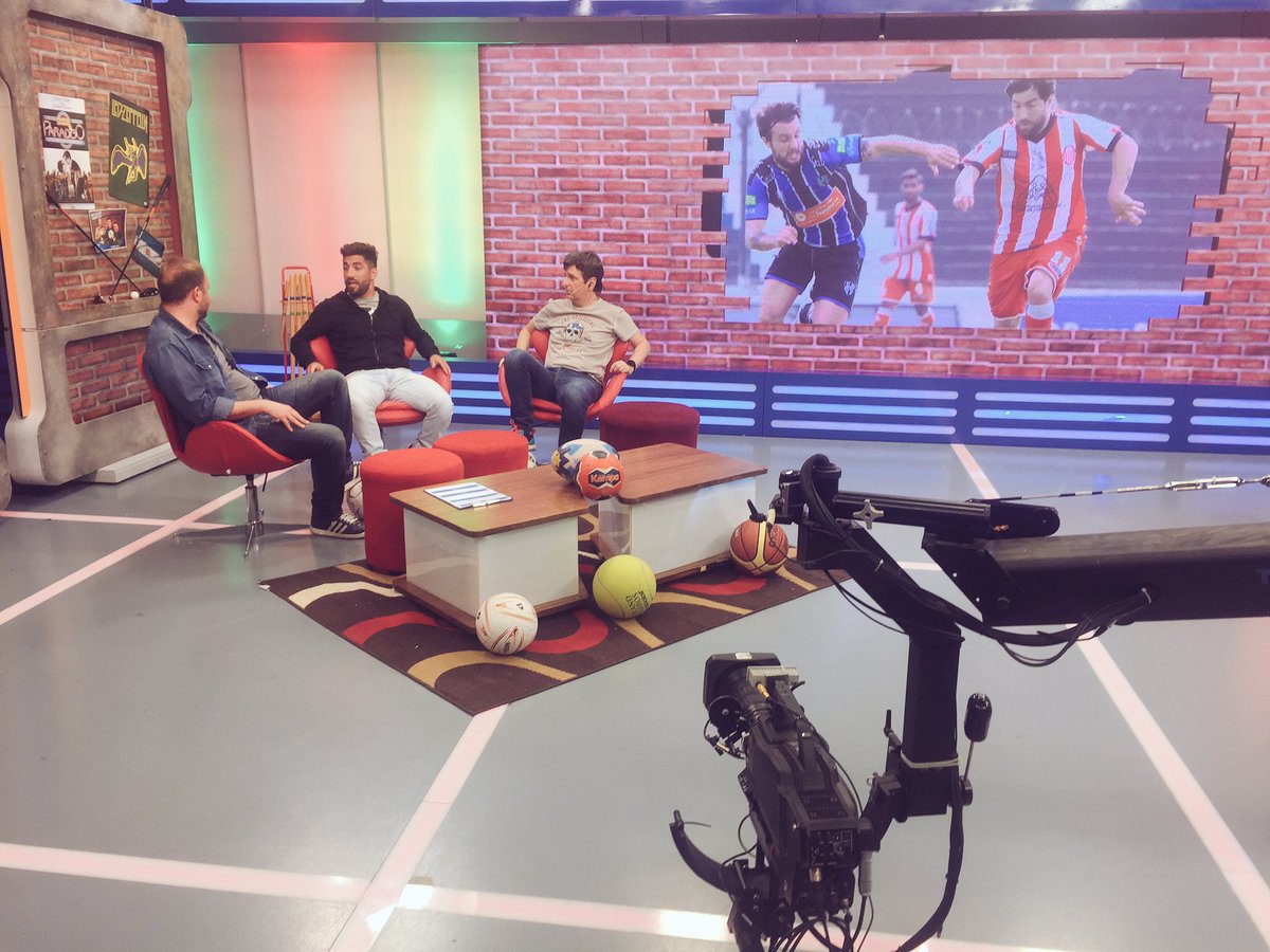 RepechajeDTV's tweet photo. #Mareque, defensor de @CDEspanol cuenta anécdotas de Francia en el living de #RepechajeDIRECTV junto a Diego, papá de @JoseKorol @nicocayeta https://t.co/3iD0hMdL13
