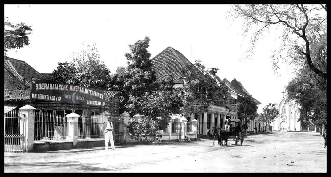 Dari foto yg diambil 1890-1910 ini ternyata Surabaya sdh punya pabrik air mineral dg merk BULAN yg berlokasi di daerah krembangan. #STD