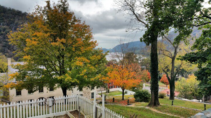 HarpersFerryNPS's tweet photo. #UnbeLEAFable view from Harper Terraces this morning #HFColorWatch #harpersferry https://t.co/5ijBBxE9FG