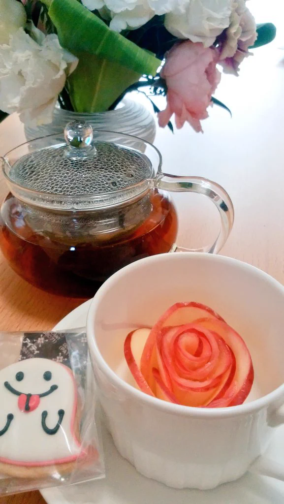 林檎の季節！薄くスライスして巻いて紅茶を注いだら薔薇のようにオシャレに！！！