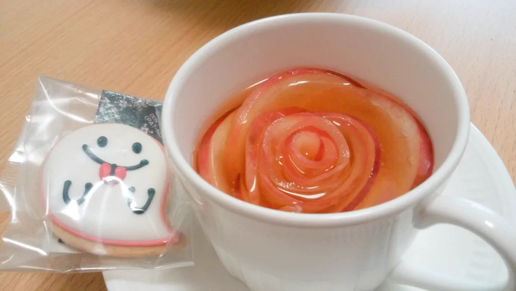 林檎の季節！薄くスライスして巻いて紅茶を注いだら薔薇のようにオシャレに！！！