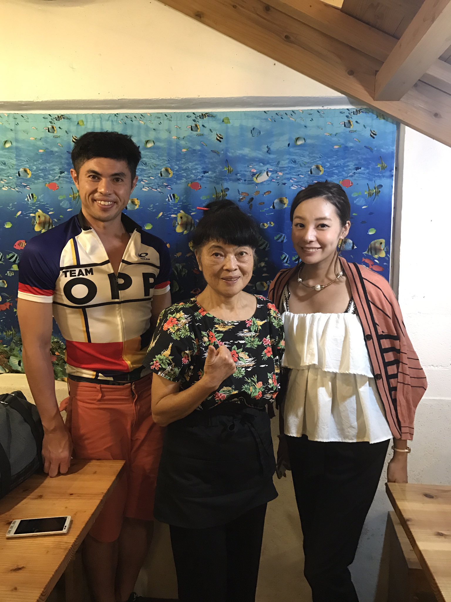 小島よしお در توییتر 夫婦で初久米島 初オーハッピー 母の店 小島よしお در توییتر 夫婦で初久米島 初オーハッピー 母の店