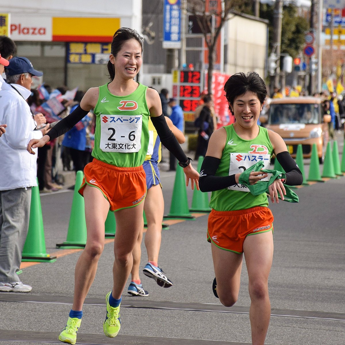 はし على تويتر 明後日は全日本大学女子駅伝 出場登録選手の持ちタイムからすると立命館大 大東文化大 松山大 名城大 に優勝争いは絞られそう 写真は去年の富士山女子駅伝の第6中継所での上記各大学