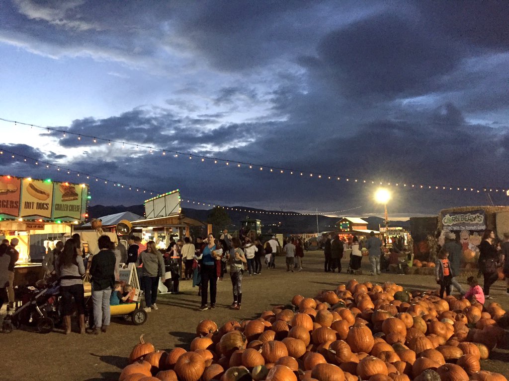 DanHaslam's tweet photo. Had a great time tonight at @CornbellysMaze with @CarlitaS07! #CornBellys https://t.co/exS90Tzjdd