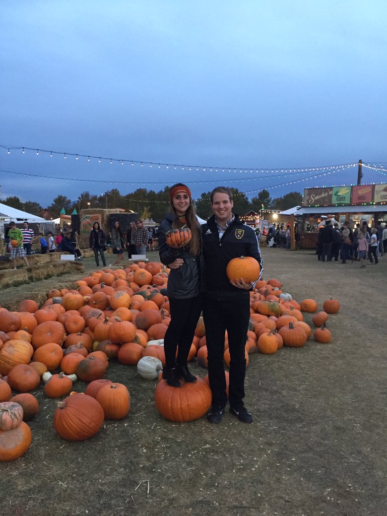 DanHaslam's tweet photo. Had a great time tonight at @CornbellysMaze with @CarlitaS07! #CornBellys https://t.co/exS90Tzjdd