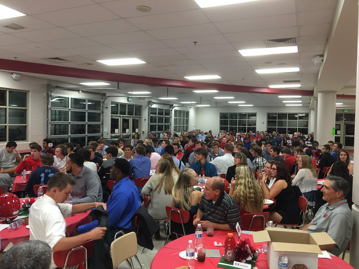 Packed house for 2️⃣🅾️❗️6 🅱️raves Football Banquet
🏈💯 #BRM2263